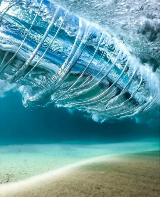 Так выглядят волны, если смотреть на них из-под воды