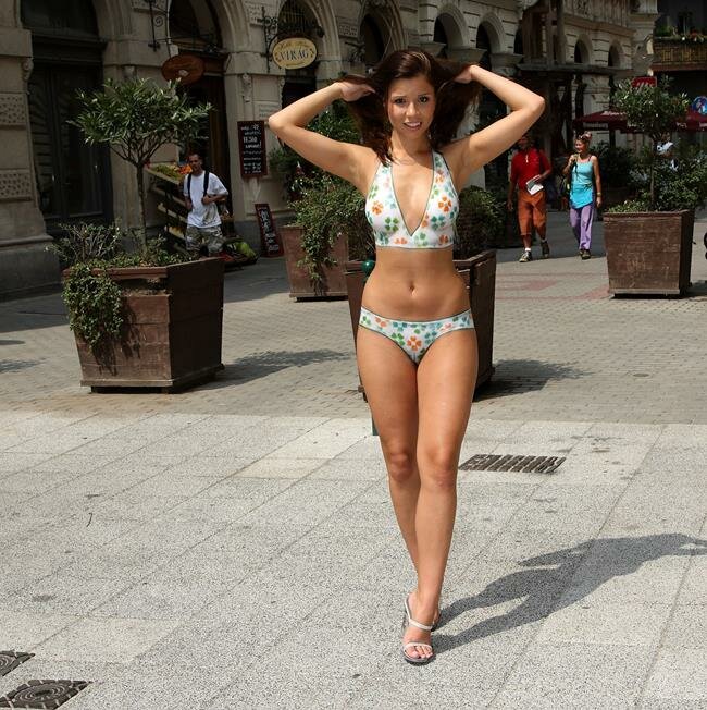 Боди-арт обнаженная девушка прошлась по улицам Будапешта (93 фото)